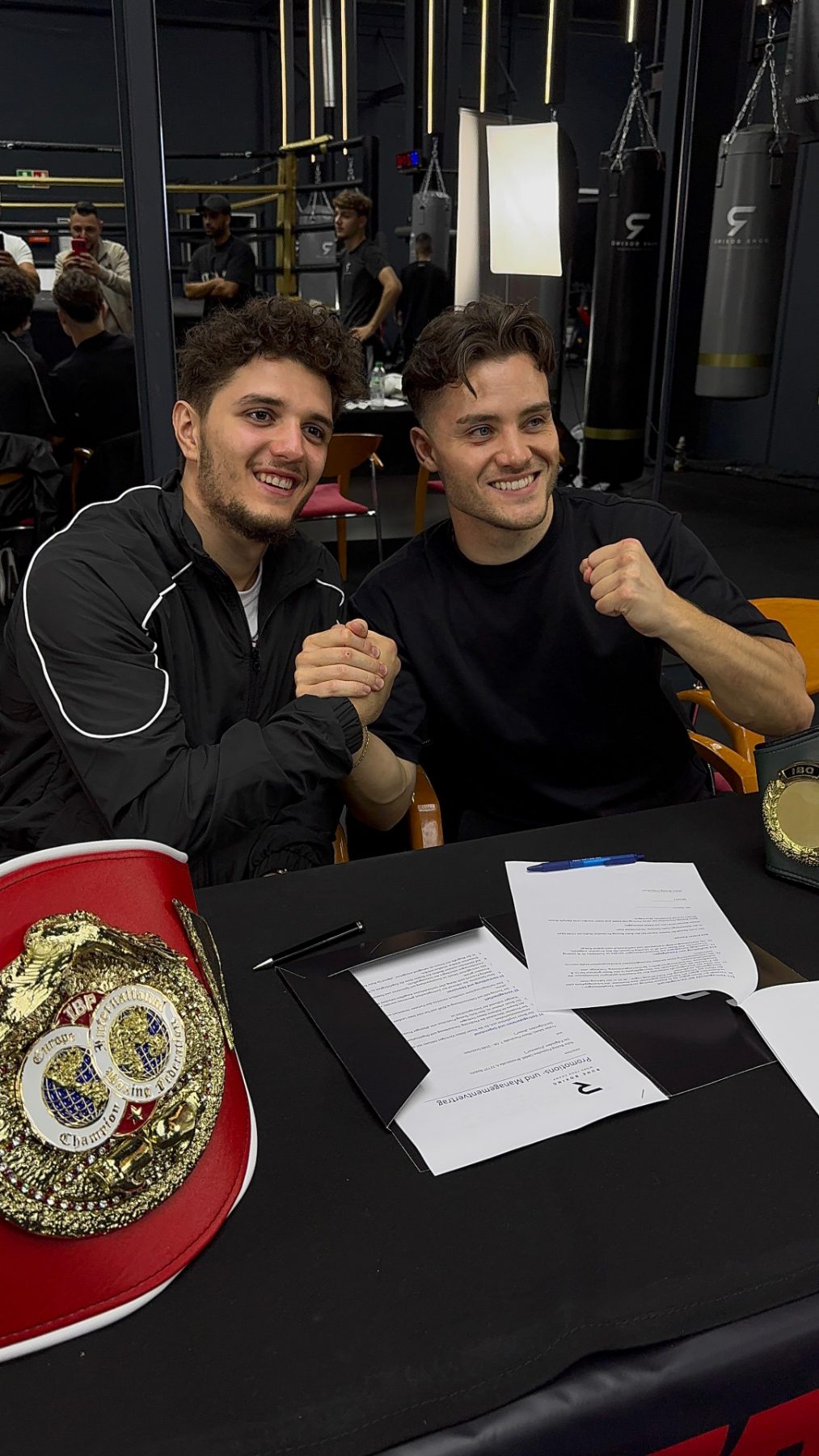 Vertragsunterzeichnung bei Ruhe Boxing